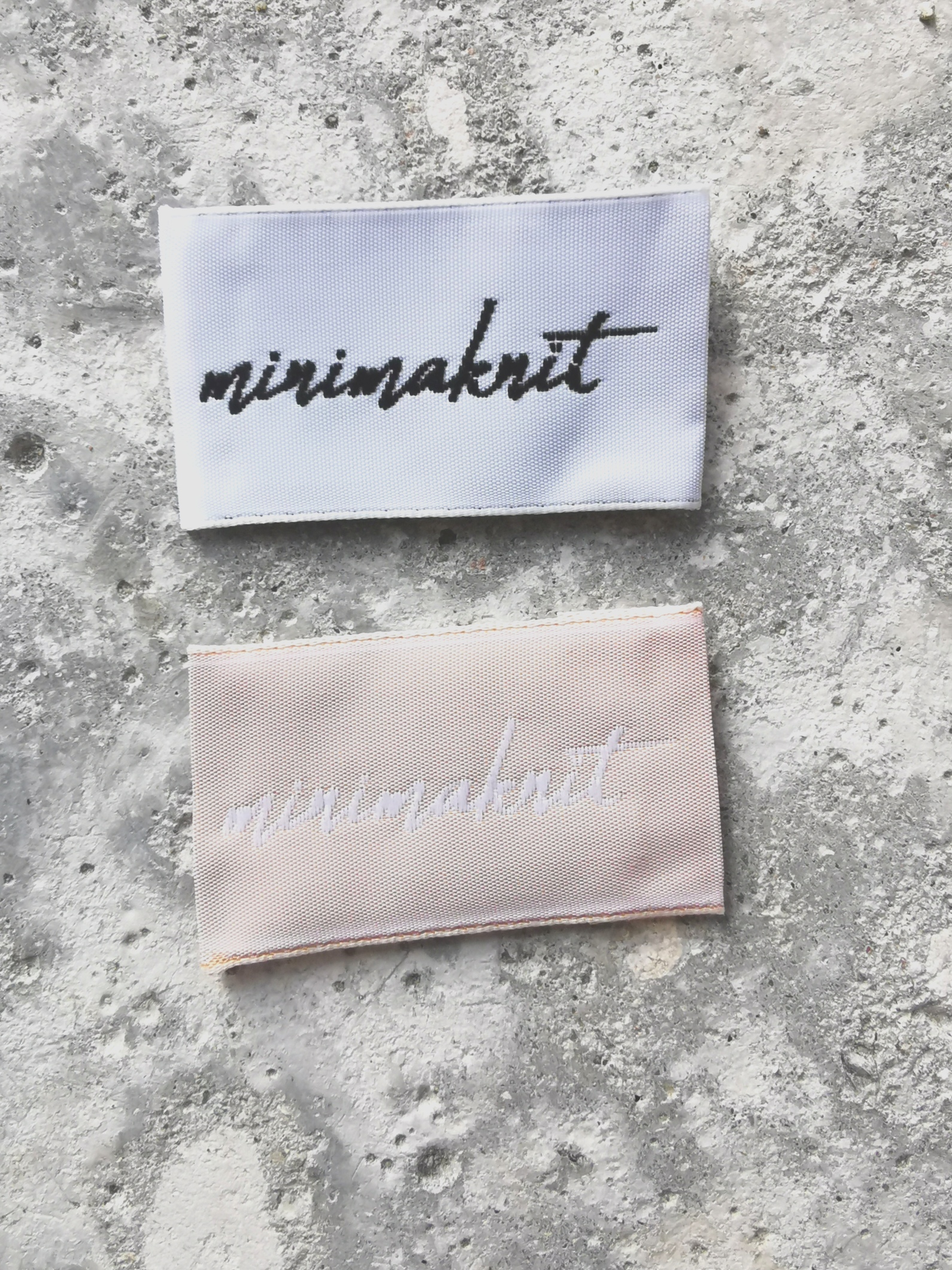 Woven label - white strikkeopskrift